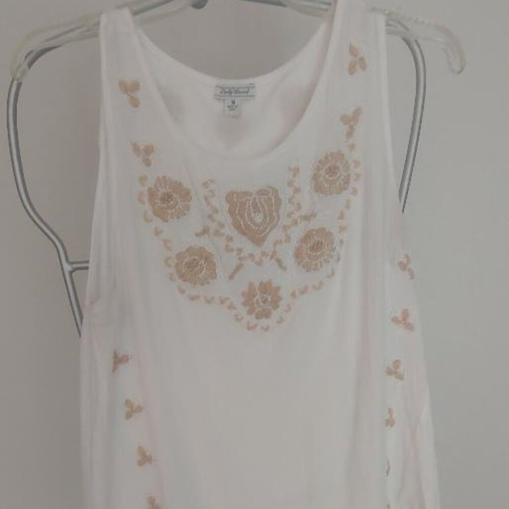 Lucky Brand sleevless embroidered top size Medium
